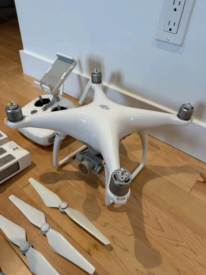 DJI Phantom 4 Drone 4K 60fps + 2 Batteries + Case–Excellent Condition - Image 2 of 4