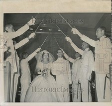 1961 Press Photo All-America football player Joe Bellino weds Ann Tanswy in MA