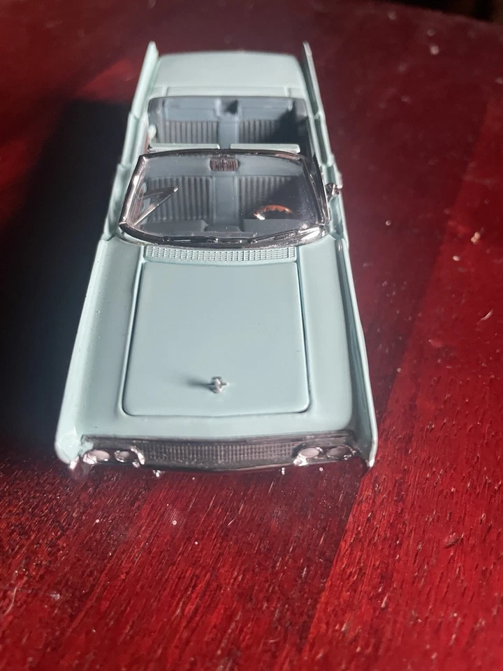 FRANKLIN MINT 1961 LINCOLN CONTINENTAL 4DR CONV. 1:43 Suicide Doors - Image 2 of 4