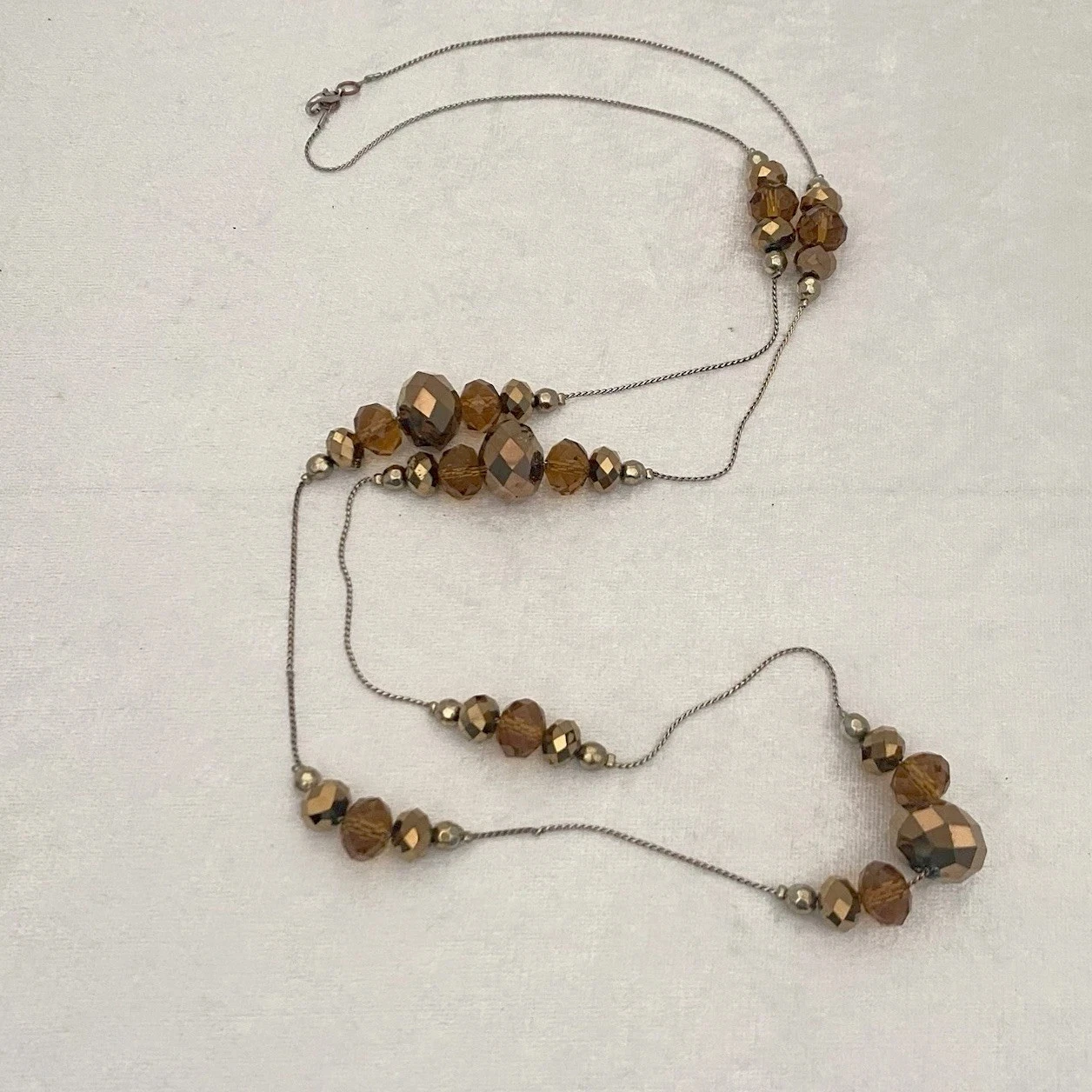 VETEMENTS Collana Perline Ambra Tono Oro Scintillante Sfaccettata Lunga Elegante Lariat