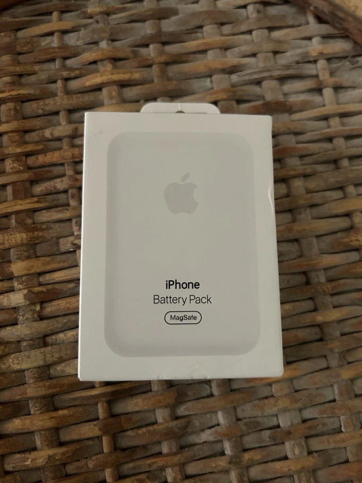 Apple - MagSafe Battery Pack - White - MJWY3AM/A - Image 2 of 4