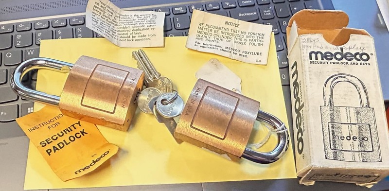 2Medeco D50-7001-00 padlocks w/ 4 keys & security I.D. tag  - New - Keyed Alike