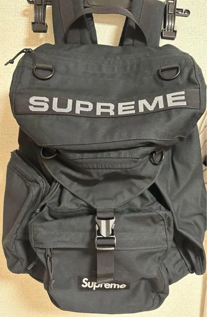 Sac à dos noir Supreme bretelles réglables poche avant occasion