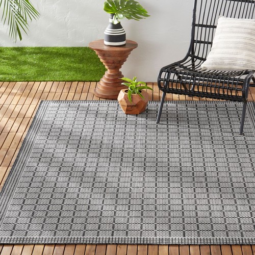 Luna 5'2"x7'2" Indoor/Outdoor Black/Grey Geometric Rug by NY Patio