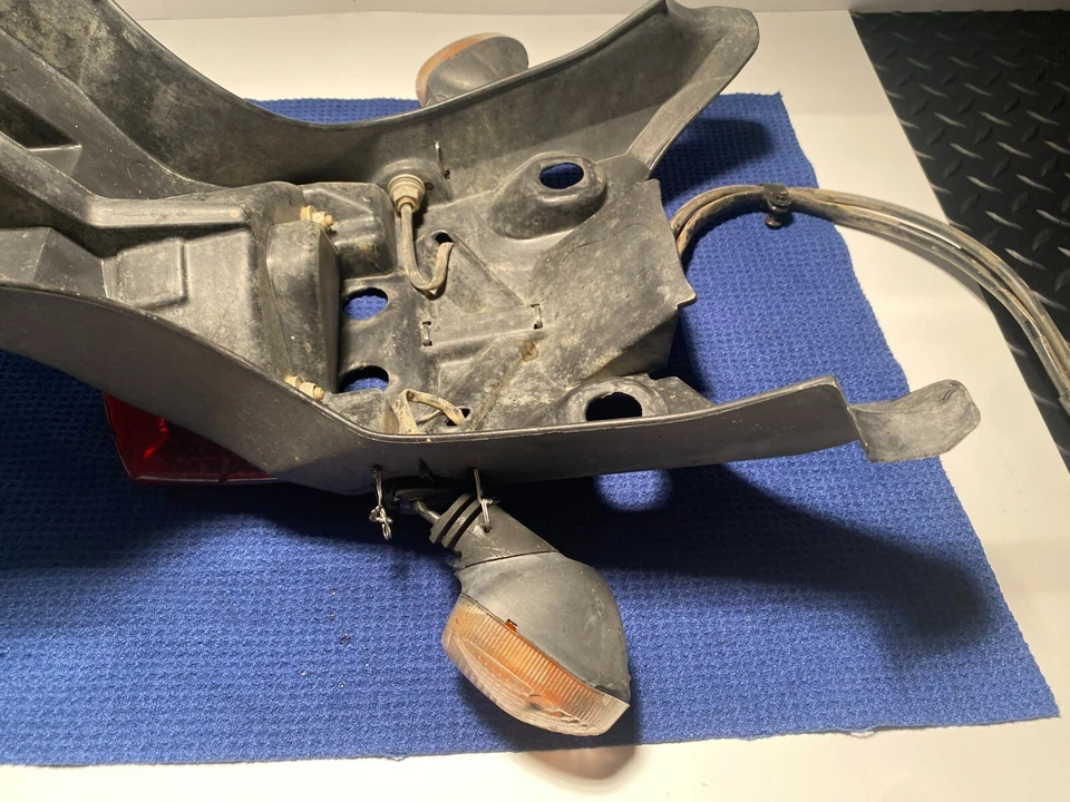 Suporte de placa 2005 KTM 950 COM lanterna traseira KTM ADVENTURE 950 FABRICANTE DE EQUIPAMENTO ORIGINAL - Imagem 3 de 4