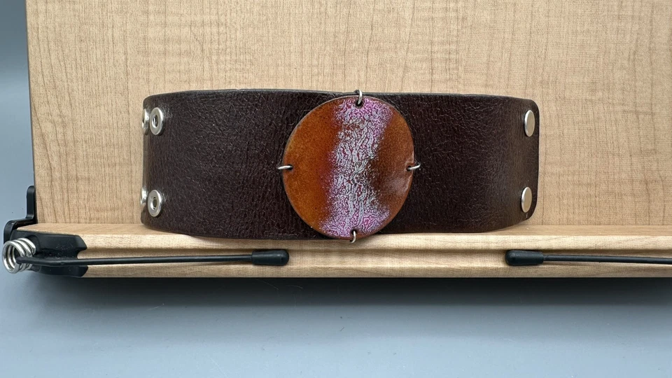 Brazalete Leighelena GENUINO Cuero Metálico con Centro de Mesa Esmaltado 7.5" Foto 2 de 4