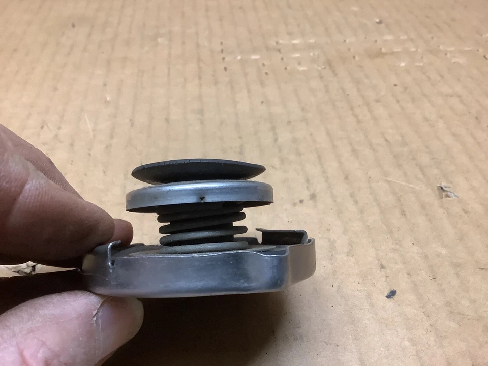 Tapa radiador MOPAR 1970-1976 Dodge Plymouth DART DUSTER SCAMP 16 LB 3781830 Foto 3 de 3