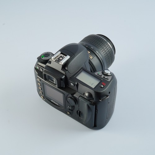 EXCELLENT Nikon D70 + AF-S DX NIKKOR 18-55mm F/3.5-5.6 G VR Digital SLR Camera - Picture 6 of 21