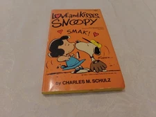 Love and Kisses, Snoopy, Charles M. Schulz Comic Fawcett Crest 1980 Paperback