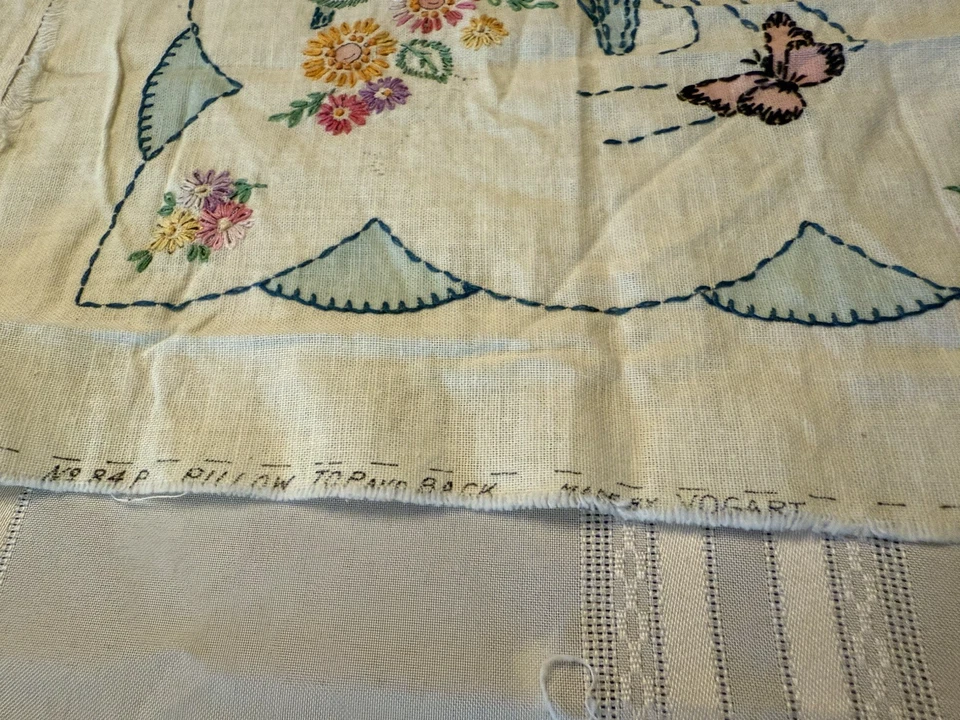 ¿Piezas sin terminar de colección de Vogart bordado almohada top y espalda y corredores oblongos? Foto 3 de 4