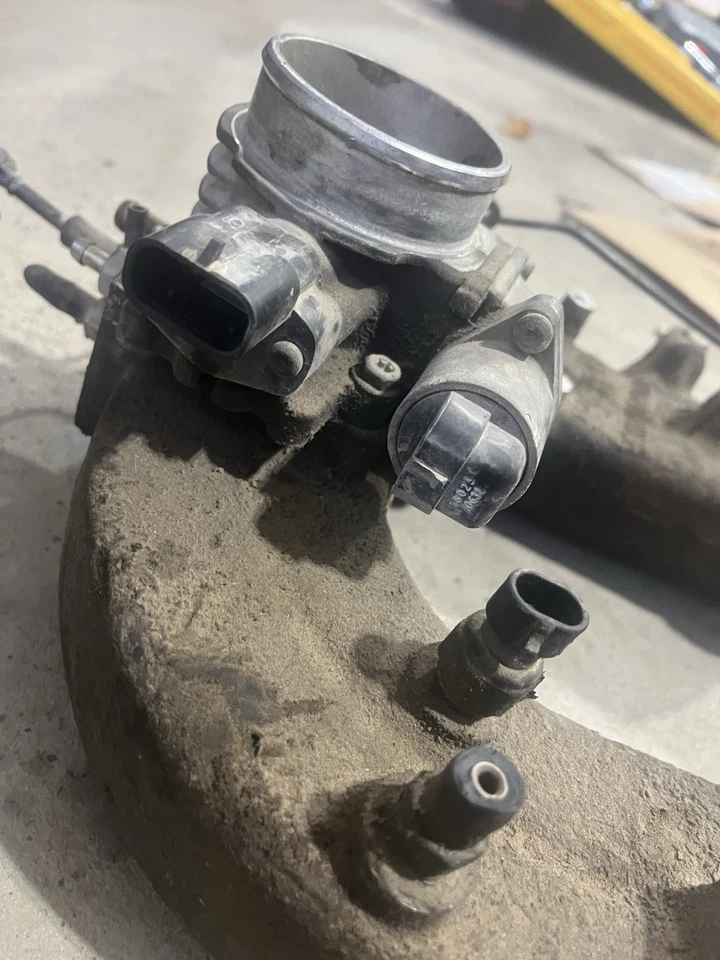 Jeep Wrangler YJ 1991-1995 2.5 4-Cyl Intake Manifold Throttle Body OEM - Image 2 of 4