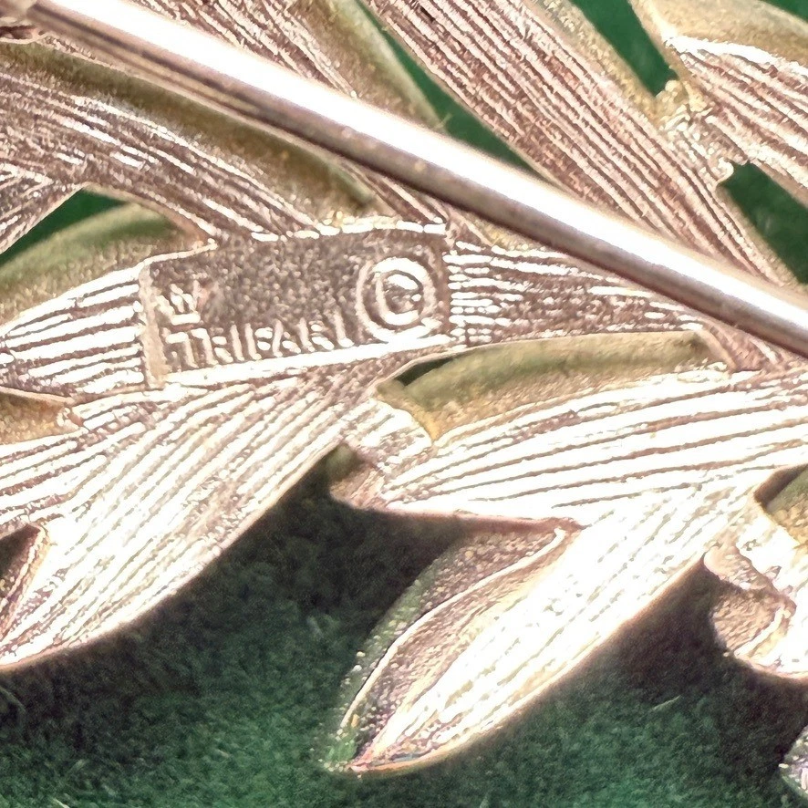 Broche prendedor vintage corona trifari tono plata hoja de olivo rama joyería lujo Foto 4 de 4