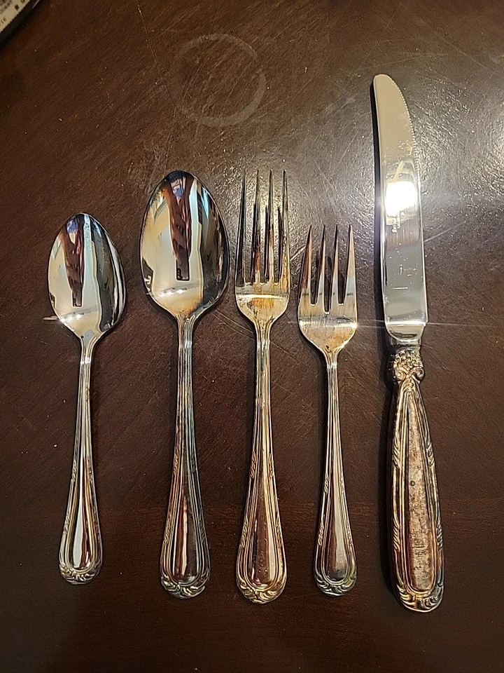 The Main Course Silverware 40 Pc 8 Settings Bloomingdale's Versailles MNF41 Flat - Image 2 of 4