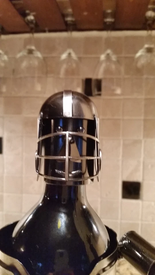 Portabotellas de vino de mariscal de campo de fútbol hecho a mano carrito de metal coleccionable Foto 2 de 4