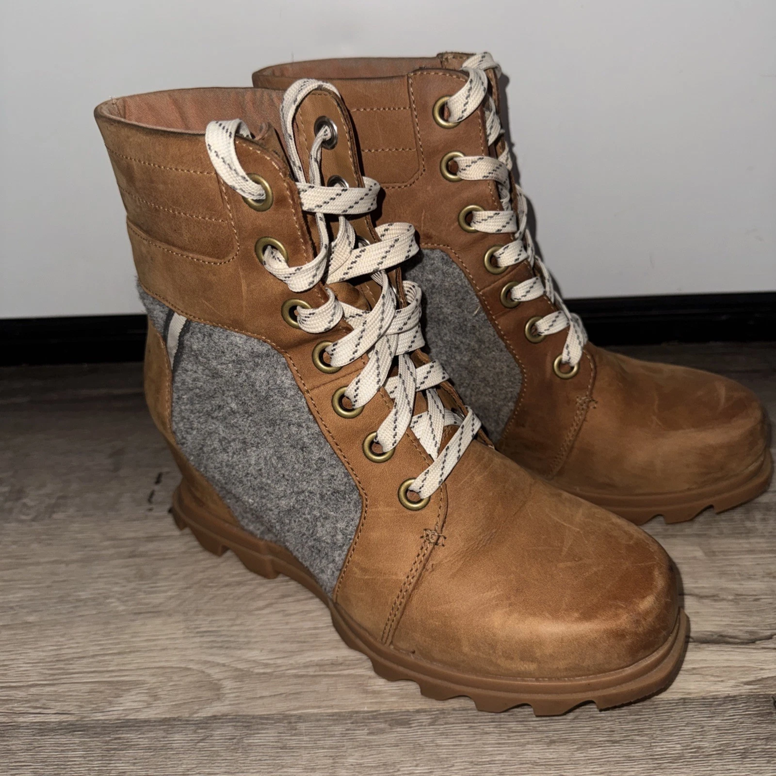 Sorel Joan of Arctic Wedge III Lexie Brown Boots NL4362-243 Women's Size 9 US
Opens in a new window