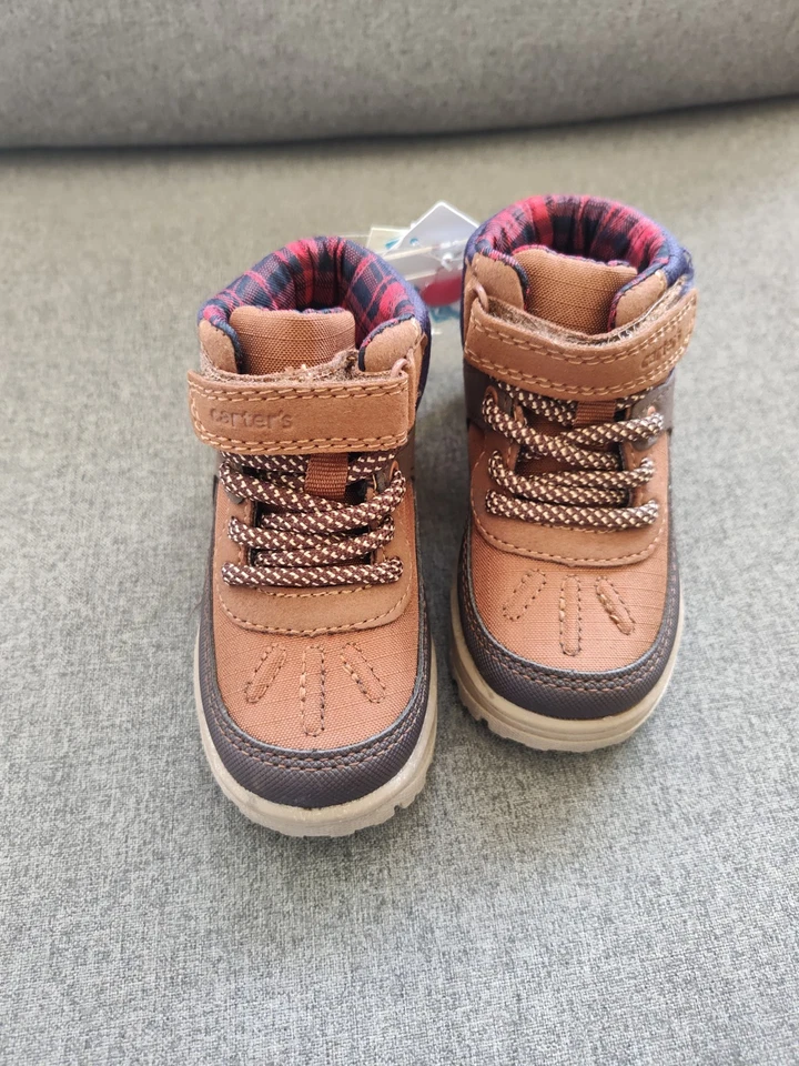 Botas de invierno Carter's para niños pequeños talla 5 Foto 2 de 4