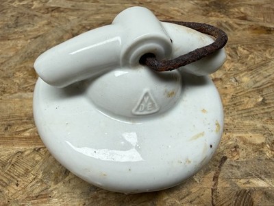 alte Porzellan Lampenfassung mit Eisenbügel Deckenfassung weiß DVE