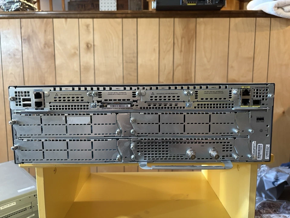 Router de servicios integrados (ISR) Cisco 3845 - NM-1T3/E3 Foto 2 de 2