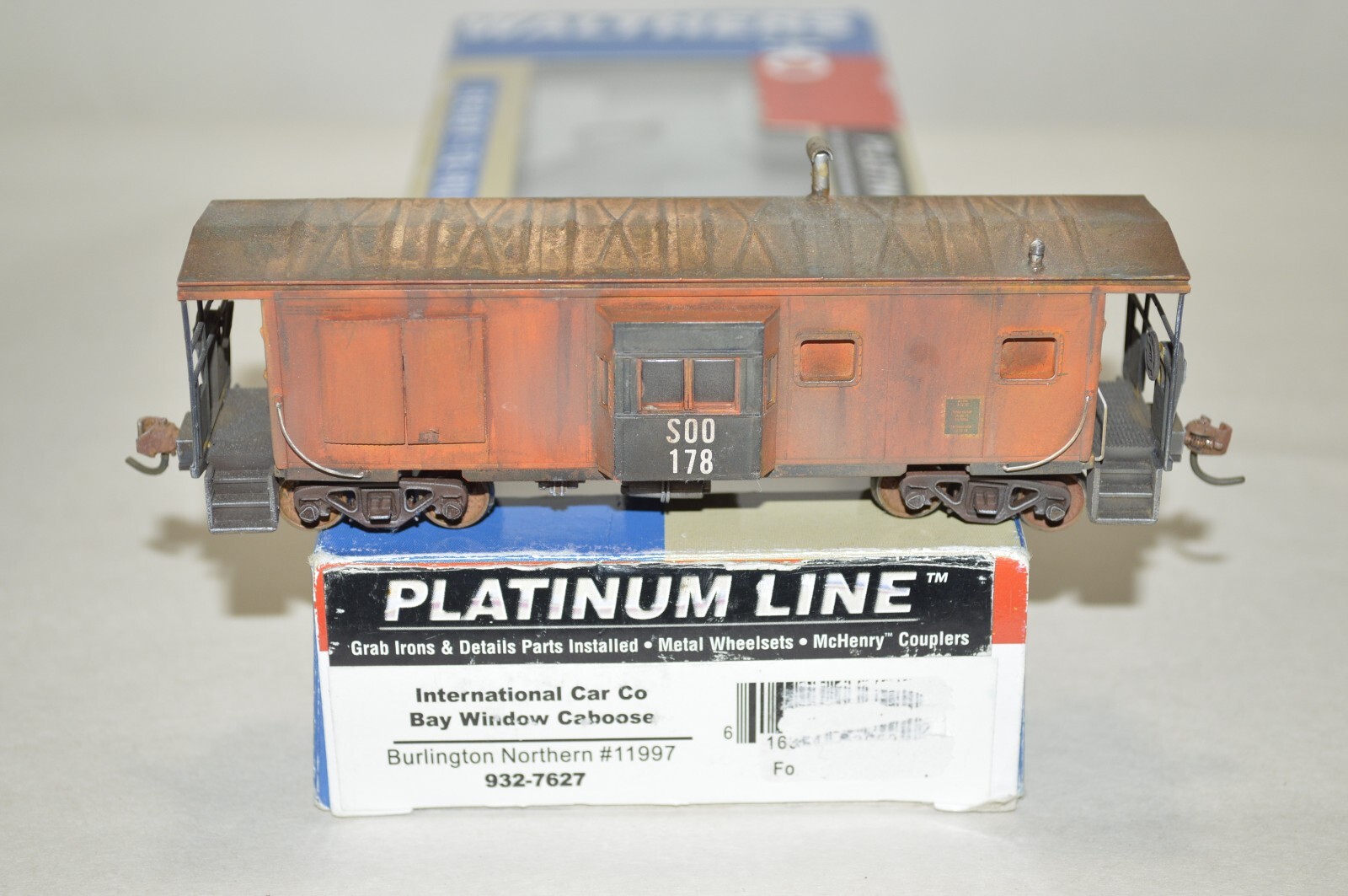 HO scale Walthers SOO Line RR bay window caboose car train WEATHERED