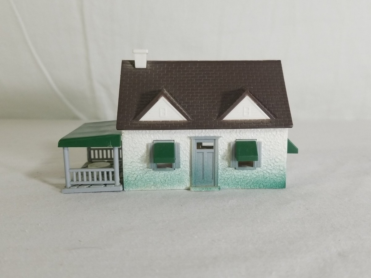 Bachmann Trains Plasticville USA 75th Anniversary Split Level House Kit - O Scale Model Building