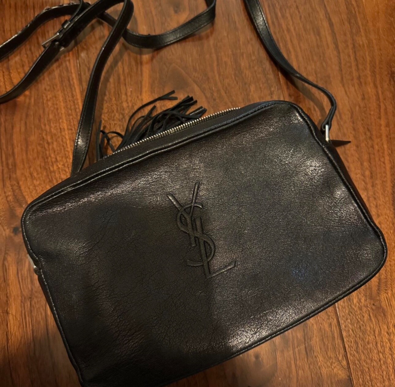 Borsa per fotocamera Saint Laurent YSL in pelle di agnello monogramma Lou nera con nappe