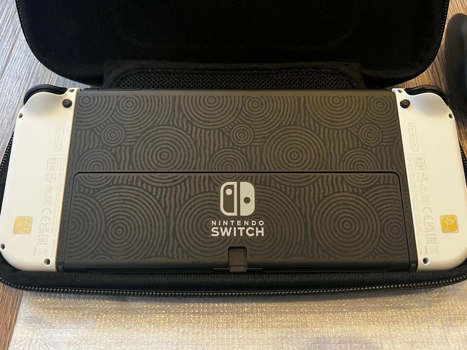 Foto 3 van Nintendo Switch OLED Zelda Bundle
