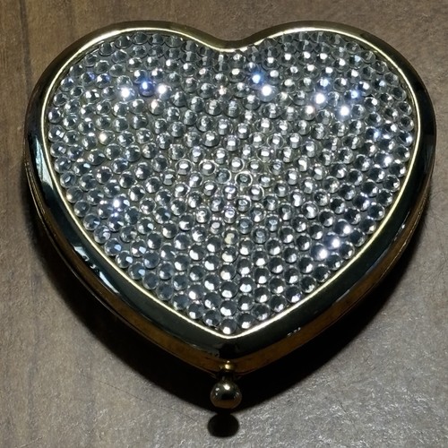 Specchio compatto Neiman Marcus cuore vintage pavè strass tono oro doppio specchio - Foto 1 di 8