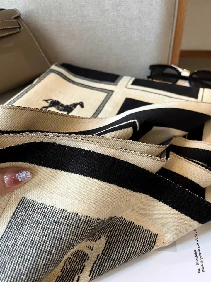 Manta tejida con estampado de caballo ecuestre negro y crema bufanda chal envoltura estola Foto 4 de 4