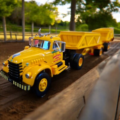 1:64 Neoscale Diamond T921 Tractor Truck 3-Assi Armstrong Bros 1977 NEO64047 Mod