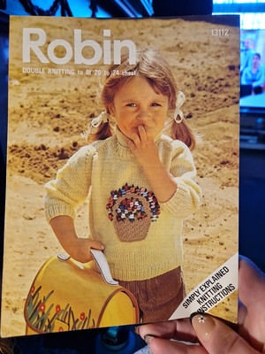 Pullover mit Korb Blumen 20-24'' DK Robin 13112 Strickmuster