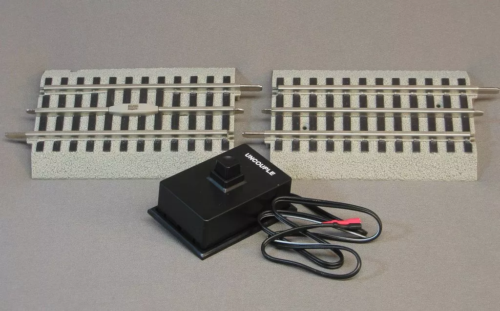 Lionel fastrack 2025 uncoupling track
