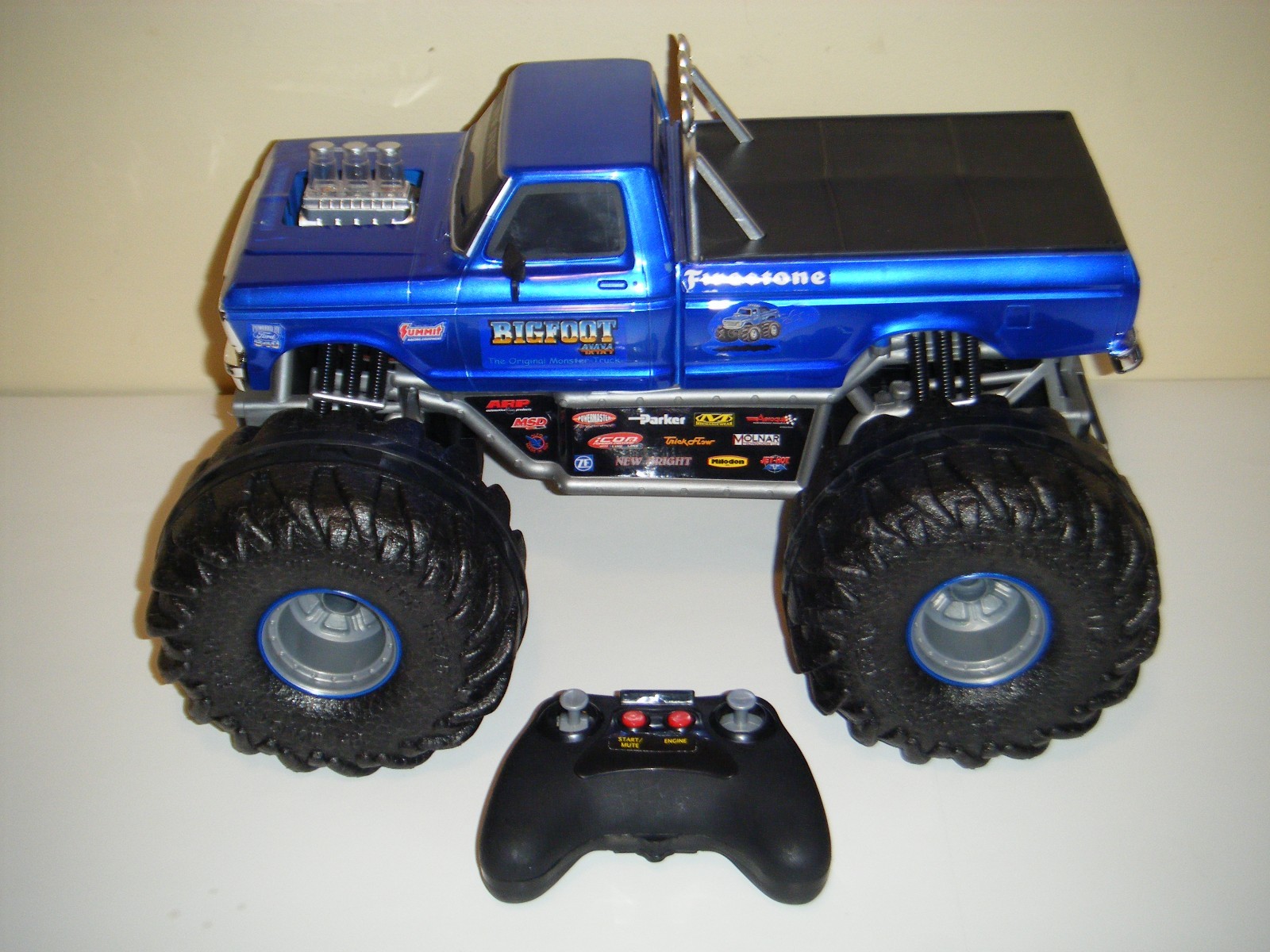 New Bright 1:10 Scale BIGFOOT 4x4 Monster Truck RC With Shak