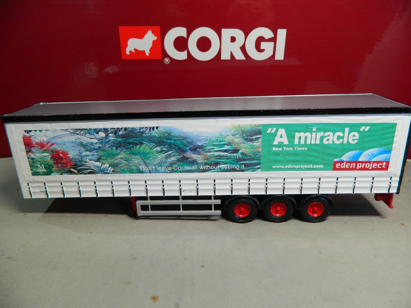 corgi-1-50-scale-3-axle-curtainside-trailer-eden-project-in-gc-code-3