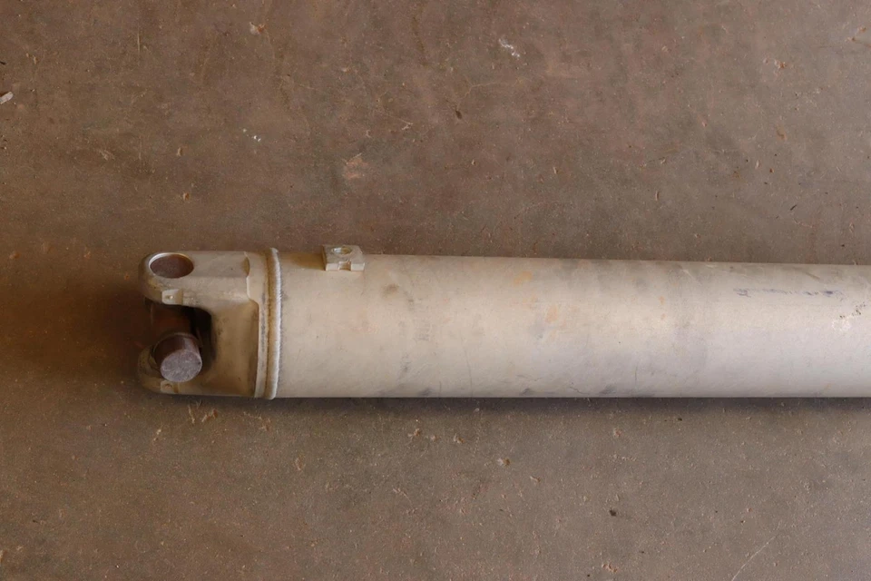 Chevy Avalanche 2007-2008 4x2 5,3 L 4 velocidades eje de transmisión trasero eje cardán OEM Foto 3 de 4