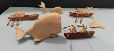 ''Break Your Backs Men! 'Scrimshaw Stil geschnitzte Holz Wale Boote und Besatzungen.