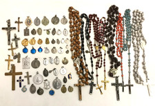Lot d'anciennes médailles pendentifs croix chapelets Jésus Christ Vierge Marie
