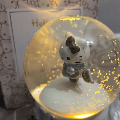 Figura de patinaje sobre hielo Pottery Barn Teen Hello Kitty globo de nieve - se ilumina - Imagen 2 de 11