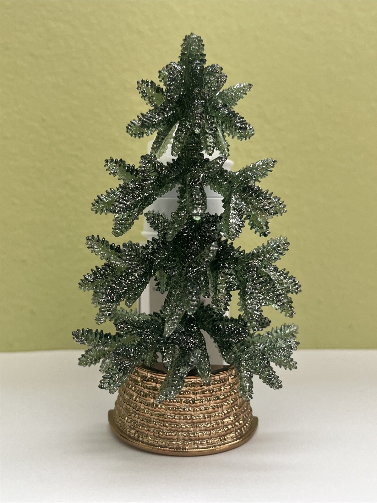 (1) Bath & Body Works 2024 CHRISTMAS PINE TREE Scent Control Wallflowers Plug-image