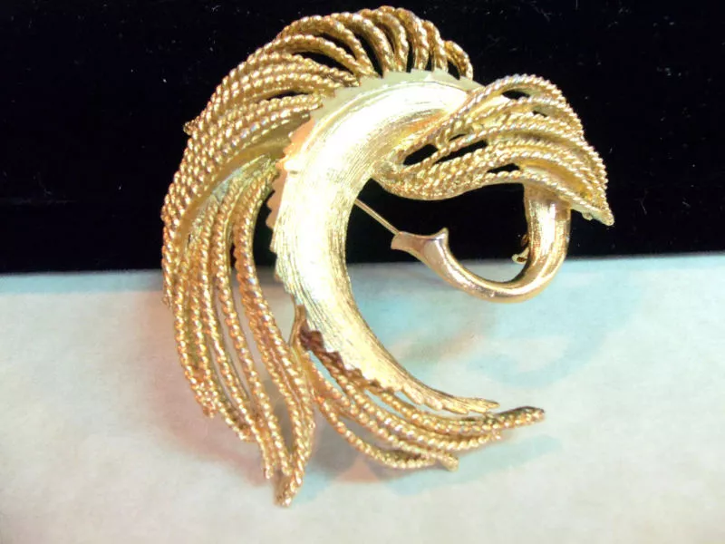 VINTAGE BSK SIGNED HUGE CLASSY GOLDPLATED FEATHER DESIGN BROOCH