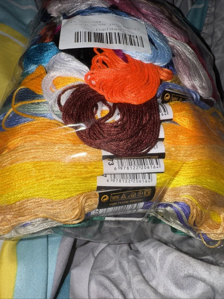 150 piezas madejas de hilo de bordar color arco iris y 104 ganchos giratorios a presión Foto 2 de 4