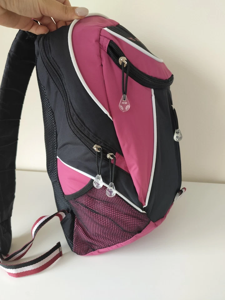 Mochila Diadora rosa y negra con flores  Foto 2 de 4