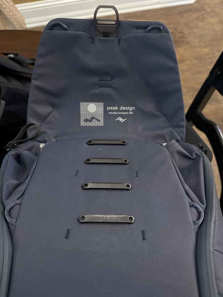 Mochila Peak Design Everyday V2 30L azul medianoche para cámaras/portátiles Foto 2 de 4