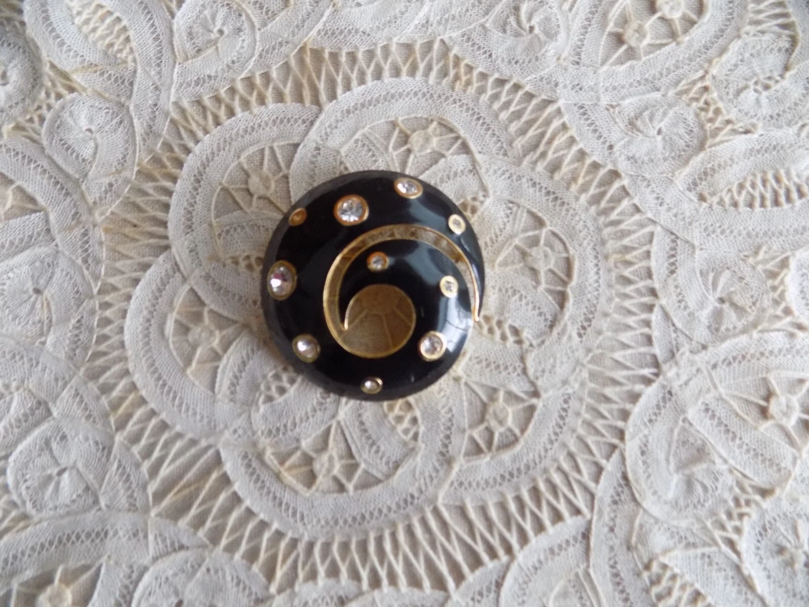 Broche luxe designer vintage émail noir épingle chrétienne Dior accents cristal