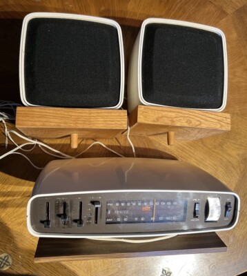 Vintage Zenith E-441W X-Tube Table AM/FM Radio #CO235361