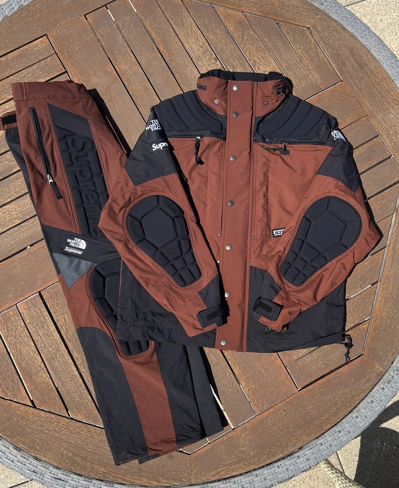 NEUF veste technologique raide Supreme x The North Face + pantalon TNF FW22 marron moyen M