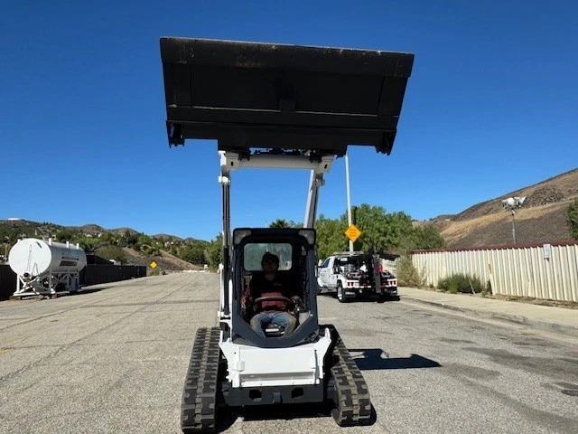 BOBCAT T-630 MINICARGADORA 4/1 CUCHARÓN ACOPLADOR RÁPIDO 2 VELOCIDADES, FUNCIONA EXCELENTE LIMPIEZA Foto 4 de 4