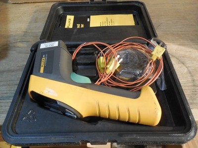 Fluke 561 IR Thermometer with Accessories...........works great!