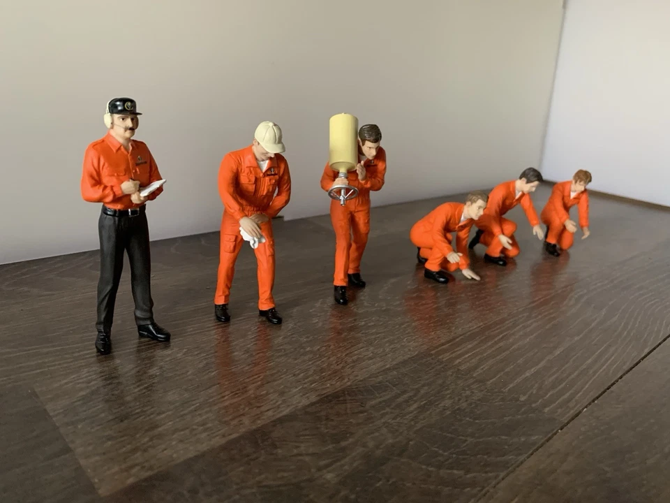 Sehr seltene True Scale 1/18 Pit Crew Jägermeister Racing Team (6 Figuren Set) - Bild 4 von 4