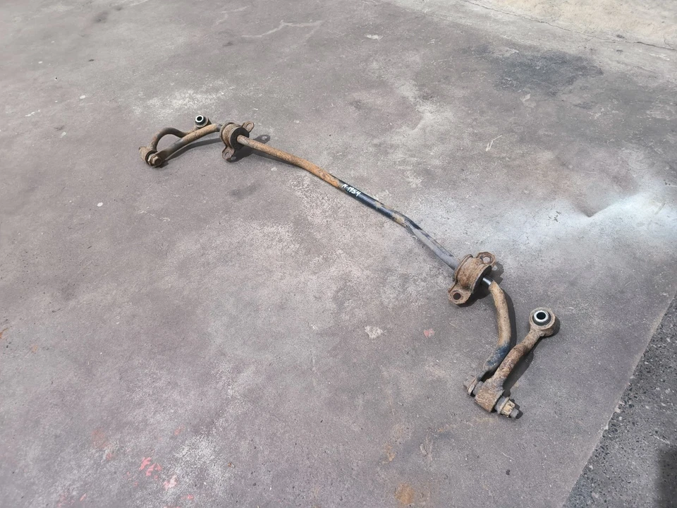 Barra estabilizadora trasera antivuelco Nissan X-Trail Tekna T31 2.0 D 2012 RHD 173 DCI Foto 2 de 4