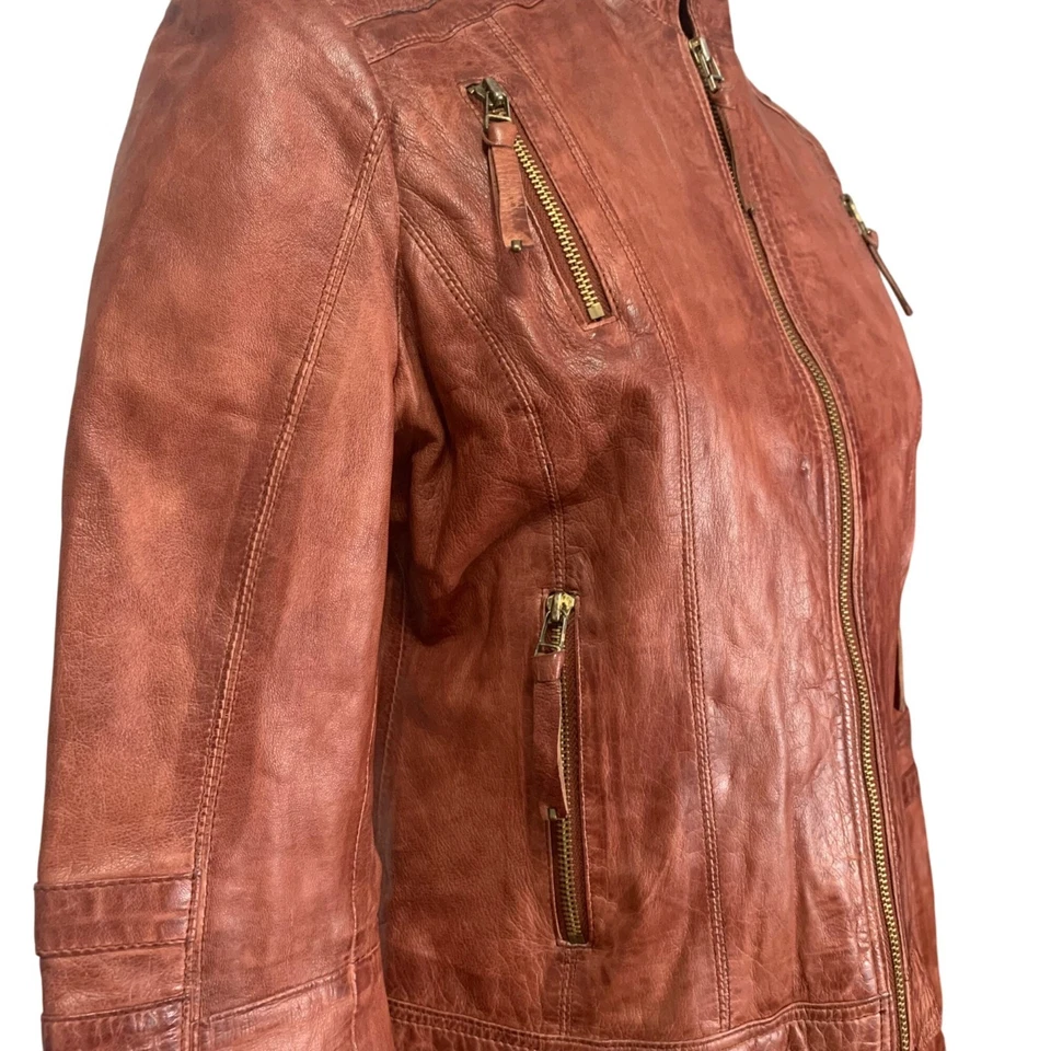 Chaqueta de cuero marrón cobre remache negro detalles con cremallera forro floral para mujer talla M Foto 3 de 4